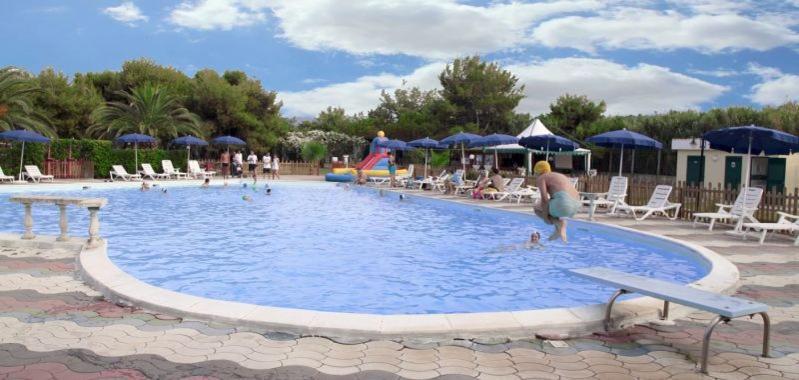 Vela Club Hotel & Appartamenti Rodi Garganico Exteriör bild